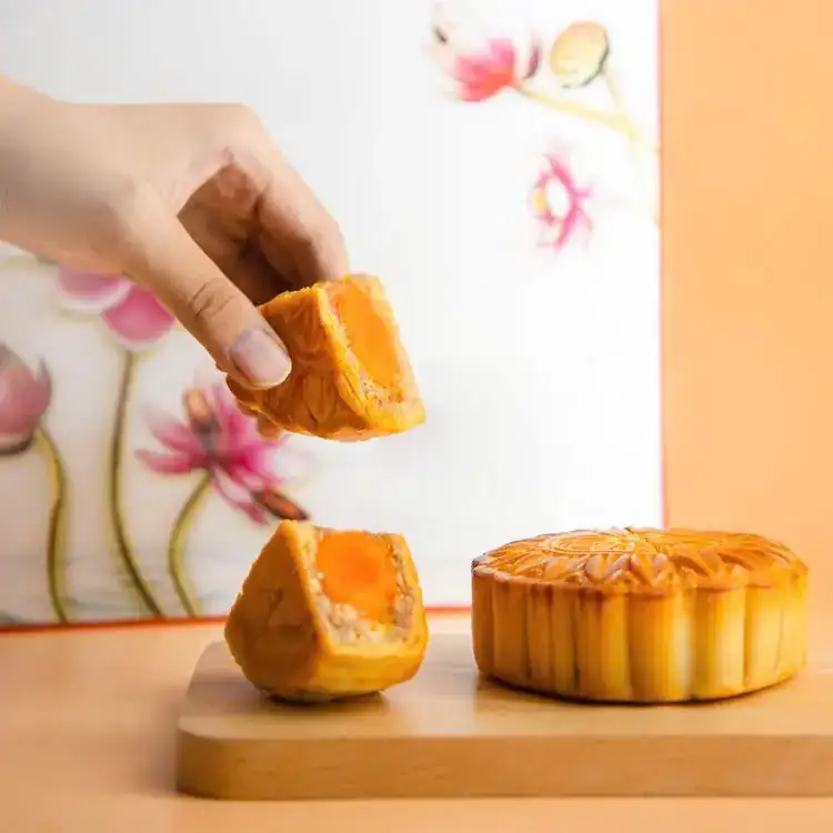 Trà và bánh trung thu trong không gian truyền thống